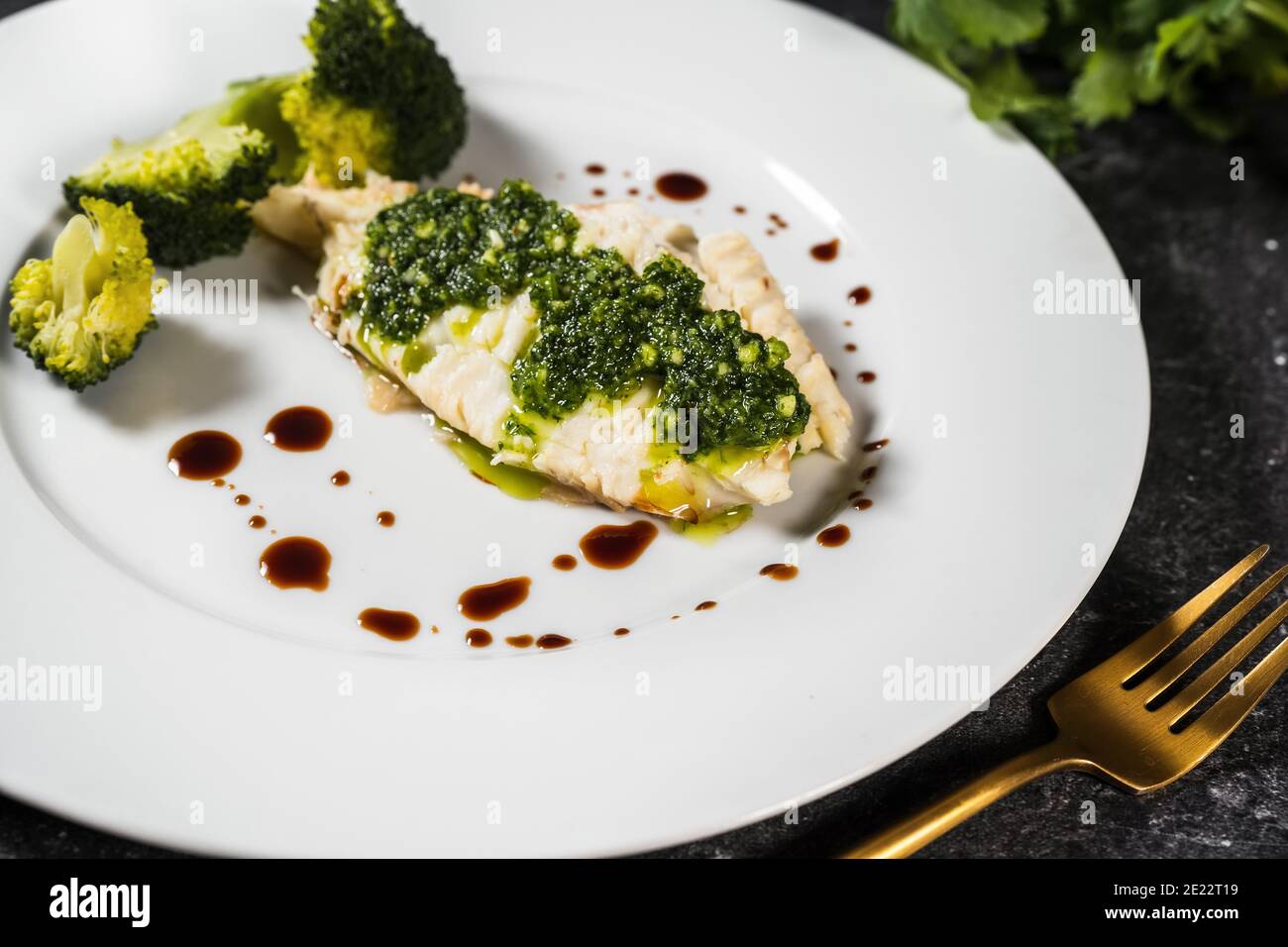 Zubereitetes Heilbutt-Filet, reich an gesundem Omega-Fett, wird serviert In weißer Platte Stockfoto