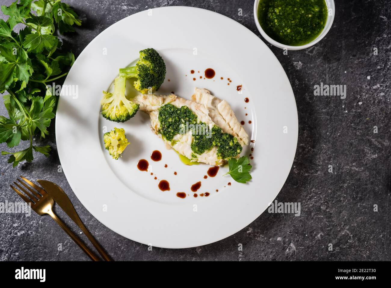 Zubereitetes Heilbutt-Filet, reich an gesundem Omega-Fett, wird serviert In weißer Platte Stockfoto