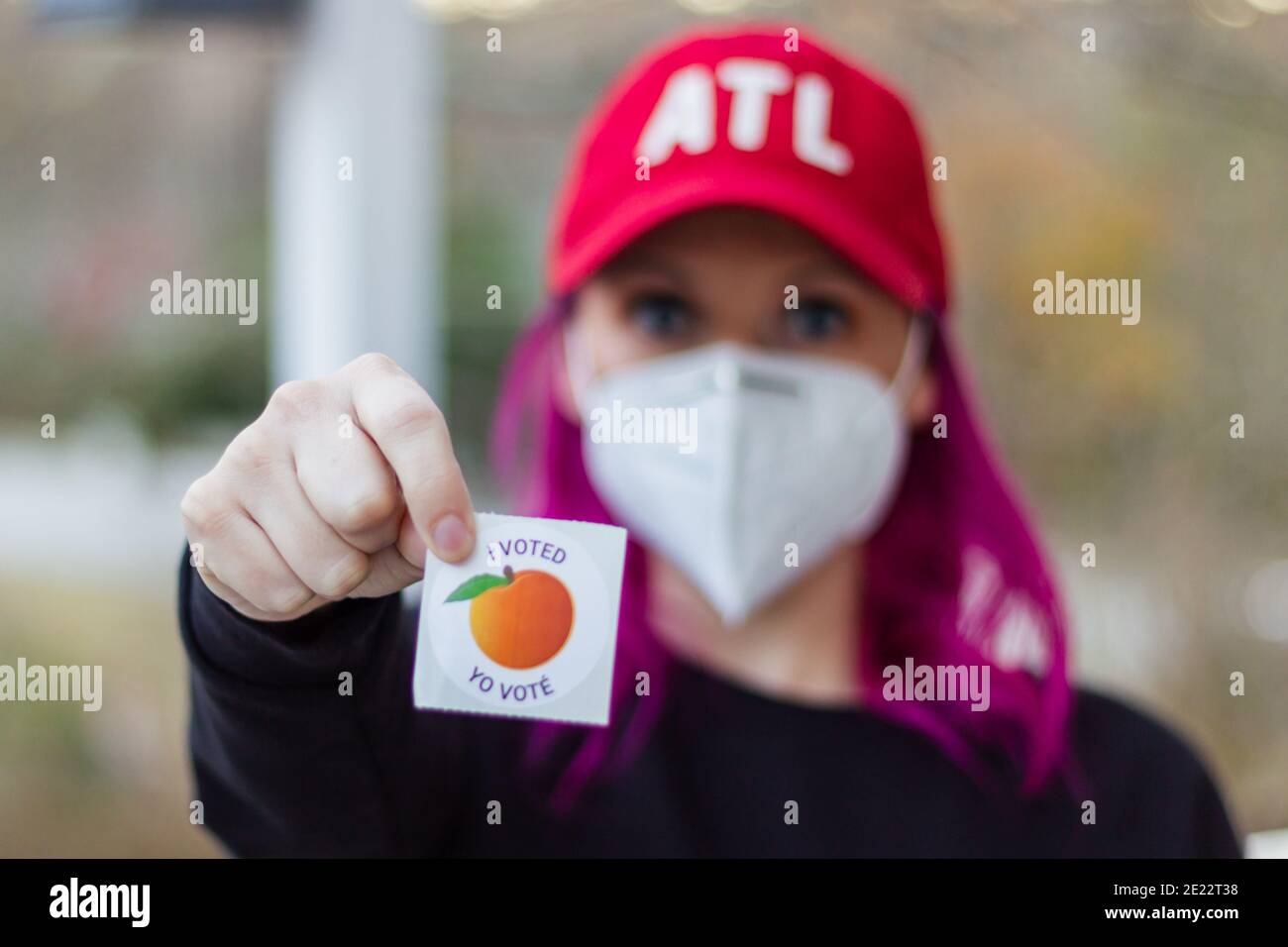 LAWRENCEVILLE, VEREINIGTE STAATEN - 26. Dezember 2020: Lawrenceville, Georgia - 26 2020. Dezember: Ein Wähler in Georgien hält einen Sticker "Ich habe gestimmt" hinten Stockfoto