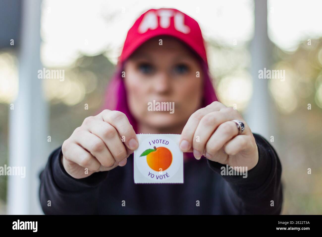 LAWRENCEVILLE, VEREINIGTE STAATEN - 26. Dezember 2020: Lawrenceville, Georgia - 26 2020. Dezember: Ein Wähler in Georgien hält einen Sticker "Ich habe gestimmt" hinten Stockfoto