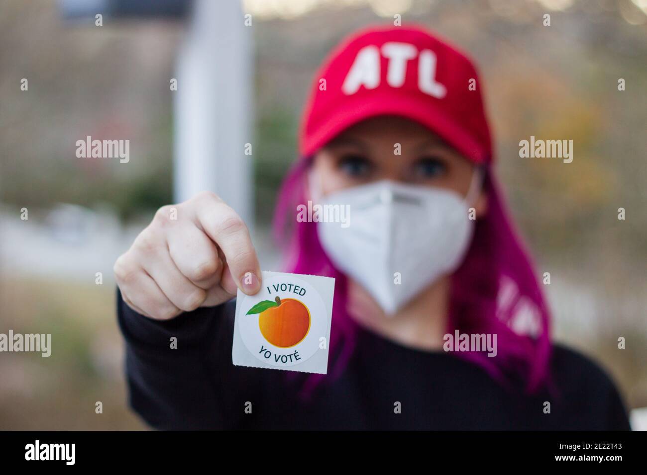 LAWRENCEVILLE, VEREINIGTE STAATEN - 26. Dezember 2020: Lawrenceville, Georgia - 26 2020. Dezember: Ein Wähler in Georgien hält einen Sticker "Ich habe gestimmt" hinten Stockfoto