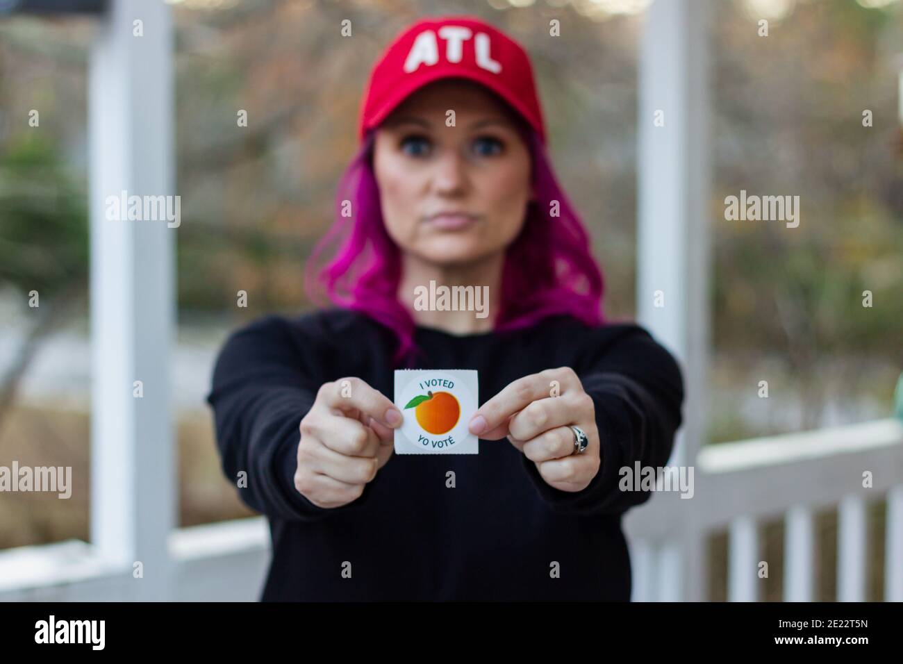 LAWRENCEVILLE, VEREINIGTE STAATEN - 26. Dezember 2020: Lawrenceville, Georgia - 26 2020. Dezember: Ein Wähler in Georgien hält einen Sticker "Ich habe gestimmt" hinten Stockfoto