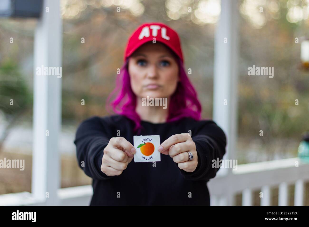 LAWRENCEVILLE, VEREINIGTE STAATEN - 26. Dezember 2020: Lawrenceville, Georgia - 26 2020. Dezember: Ein Wähler in Georgien hält einen Sticker "Ich habe gestimmt" hinten Stockfoto