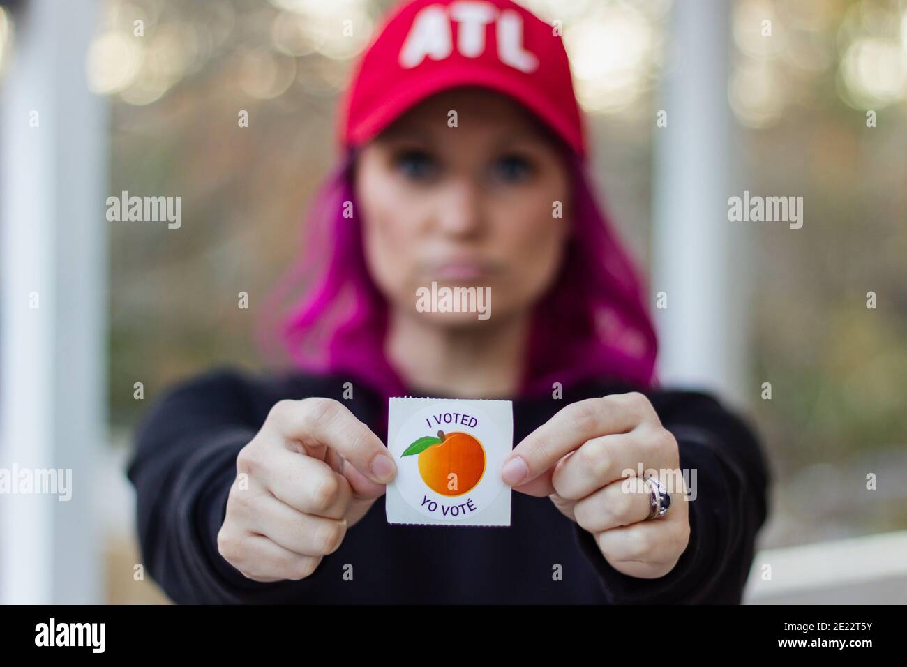 LAWRENCEVILLE, VEREINIGTE STAATEN - 26. Dezember 2020: Lawrenceville, Georgia - 26 2020. Dezember: Ein Wähler in Georgien hält einen Sticker "Ich habe gestimmt" hinten Stockfoto