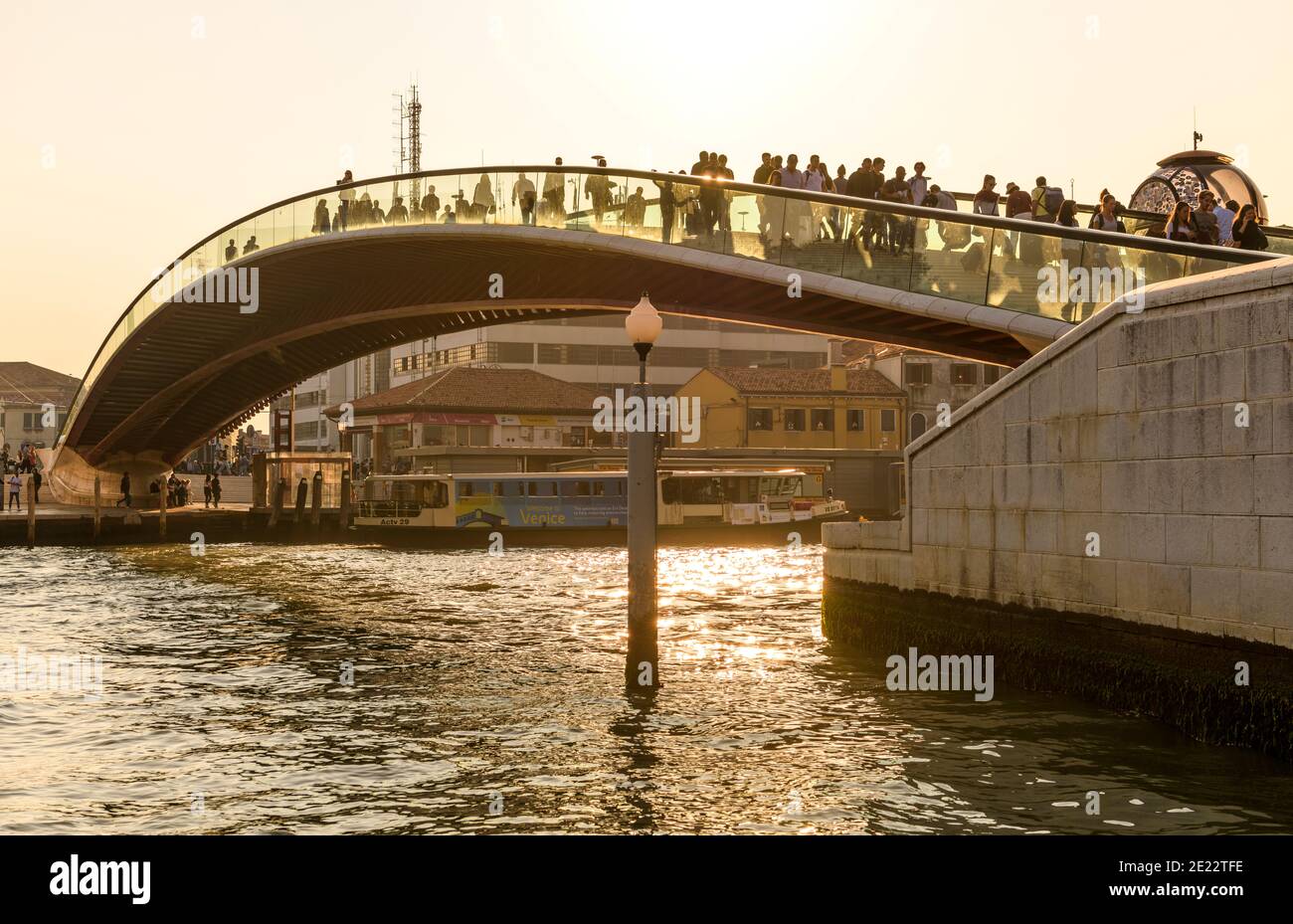 Moderne Brücke - Abendansicht der Verfassungsbrücke, die den Bahnhof Santa Lucia mit Piazzale Roma verbindet, über den Canal Grande in Venedig, Italien. Stockfoto