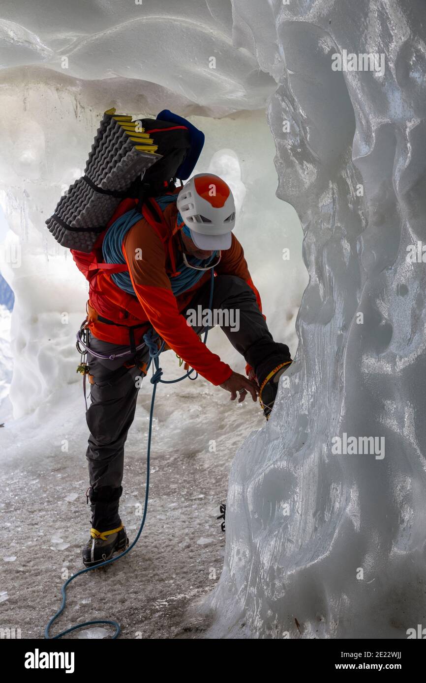 Kletterer bereitet die Kletterausrüstung für den Aufstieg zum Montblanc vor Stockfoto