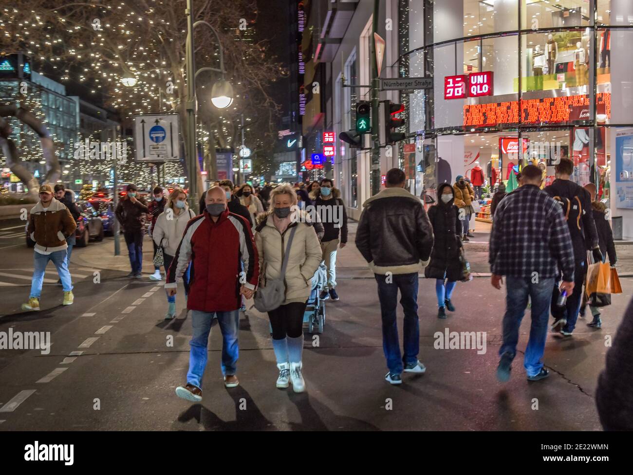 Weihnachts-Shopping auf dem Kudamm am 12.12.2020 Charlottenburg, Berlin, Deutschland Stockfoto