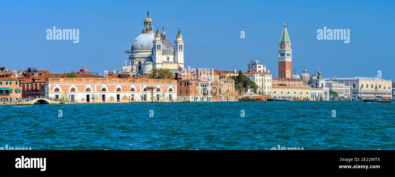Skyline von Venedig - EIN Panoramablick auf die Skyline von Venedig, gegen hellen sonnigen blauen Himmel, entlang der Nordufer des Giudecca-Kanals. Venedig, Venetien, Italien. Stockfoto