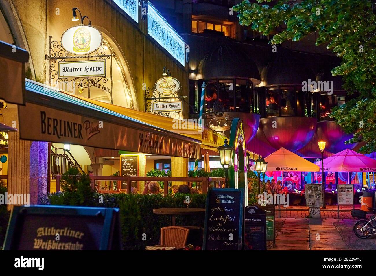 Berlin, Deutschland - 3. August 2019: Nachtleben in Berlin, Deutschland. Sie sehen beleuchtete Restaurants in der Innenstadt von Berlin. Stockfoto Berlin, Deutschland - 3. August 2019: Nachtleben in Berlin, Deutschland. Sie sehen beleuchtete Restaurants in der Innenstadt von Berlin. Stockfoto