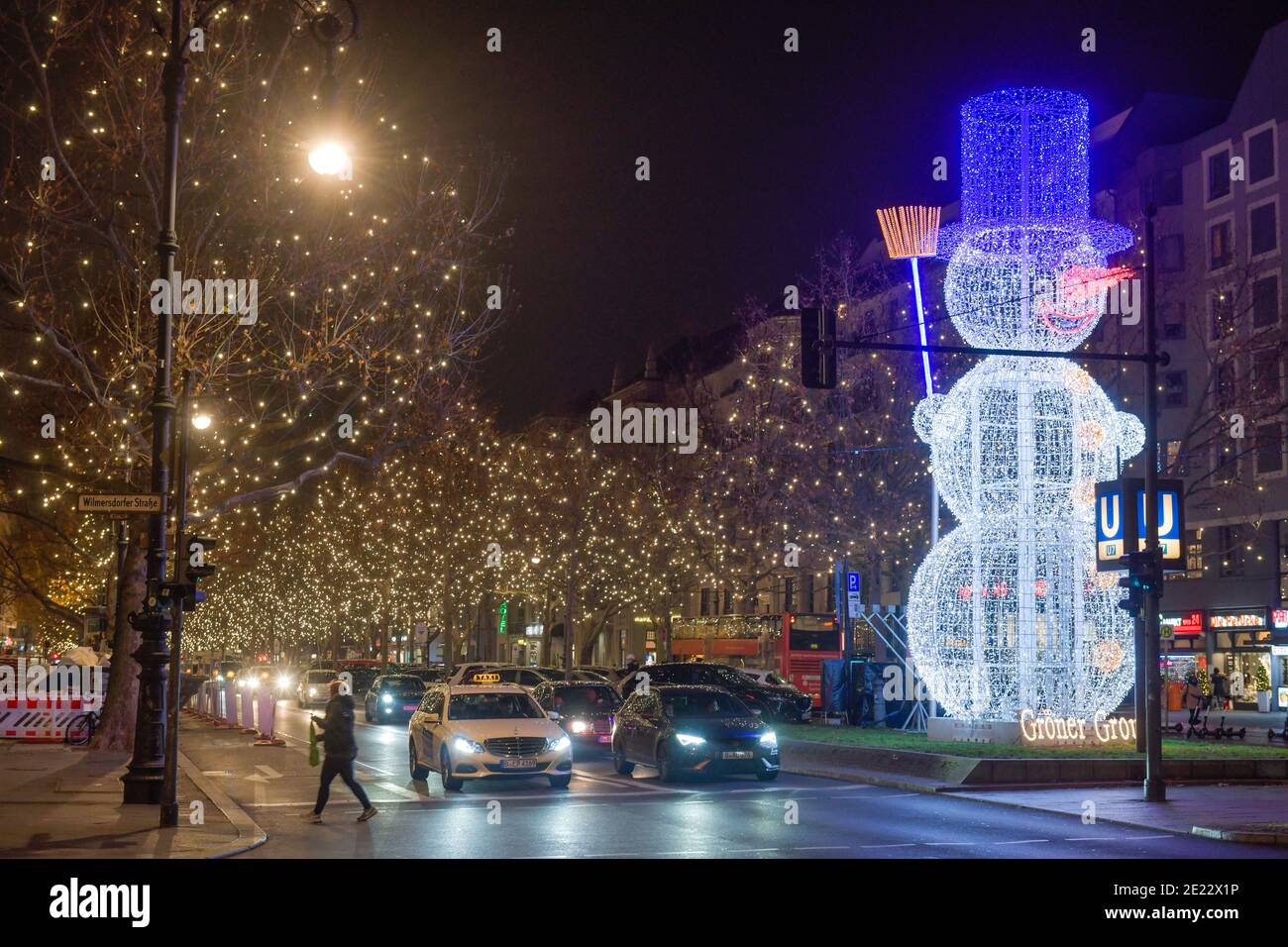 Schneemann, Weihnachtsbeleuchtung, Adenauerplatz, Kurfürstendamm,  Charlottenburg, Berlin, Deutschland Stockfotografie - Alamy