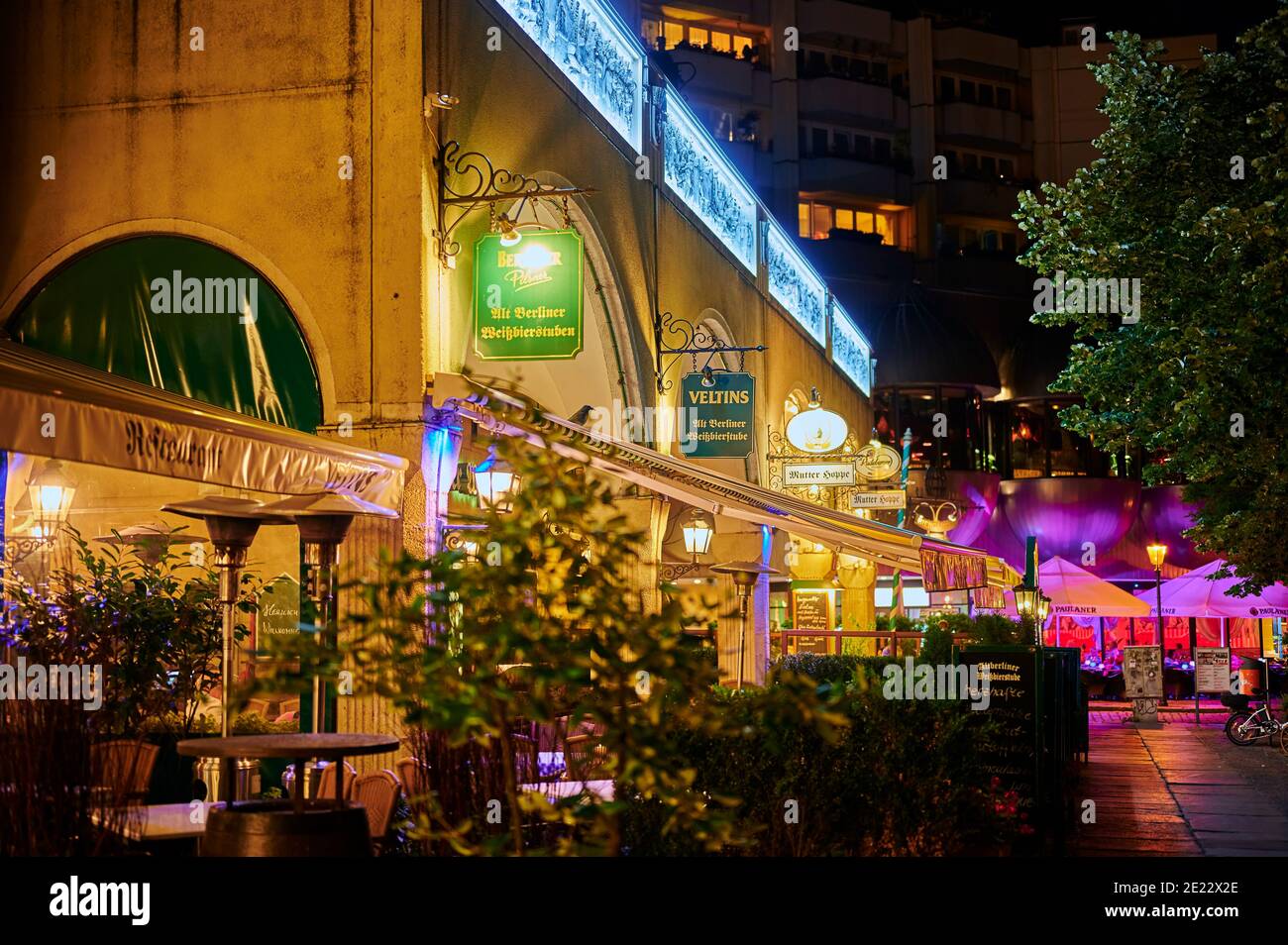 Berlin, Deutschland - 3. August 2019: Nachtleben in Berlin, Deutschland. Sie sehen beleuchtete Restaurants in der Innenstadt von Berlin. Stockfoto Berlin, Deutschland - 3. August 2019: Nachtleben in Berlin, Deutschland. Sie sehen beleuchtete Restaurants in der Innenstadt von Berlin. Stockfoto