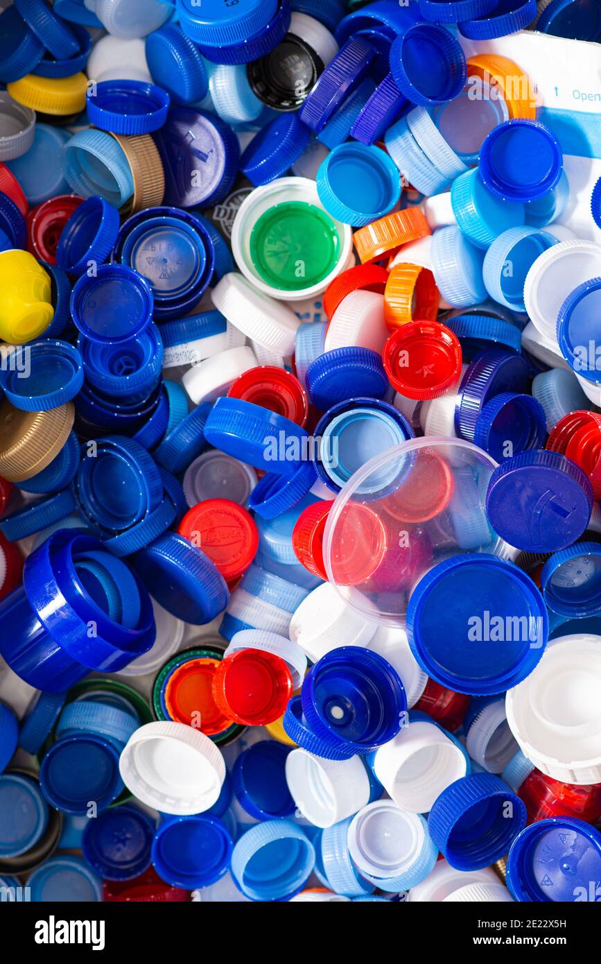 Viele Verschlüsse in vielen Farben und von verschiedenen Behältern zur Entsorgung und Wiederverwendung gelagert. Umweltschutz Konzept. Stockfoto