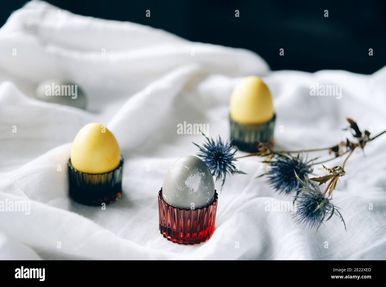Bio natürlich gefärbte gelbe und graue Ostereier. Stilvolles Urlaubsdekor. Stockfoto