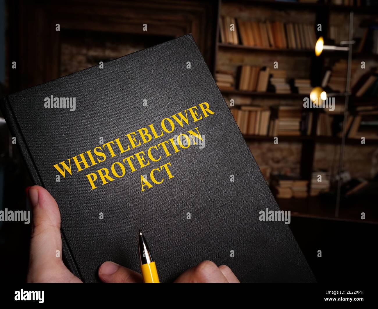 Whistleblower Schutz Act Buch in der Bibliothek. Stockfoto