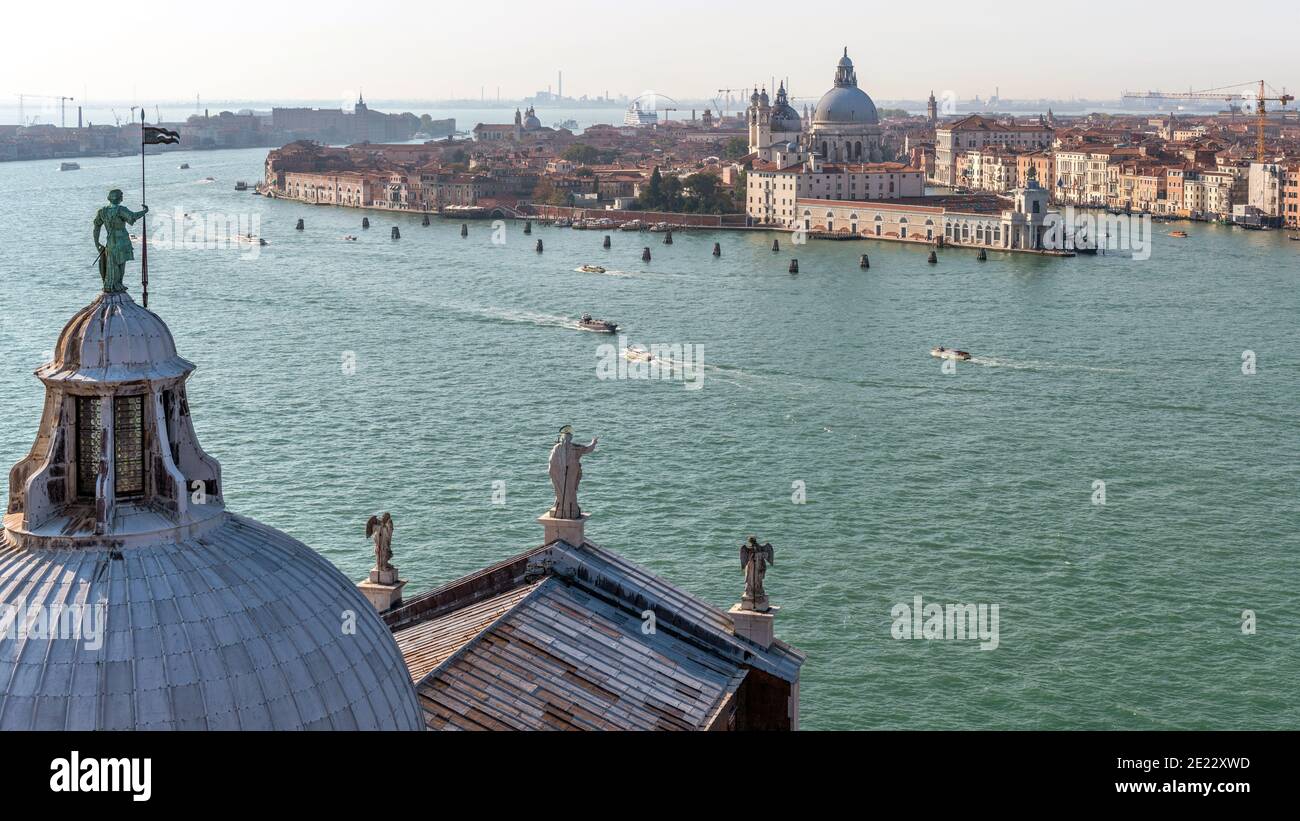 Giudecca Kanal - Luftpanorama des Giudecca Kanals, mit der Basilika Santa Maria della Salute, die in Punta della Dogana, Venedig, Venetien, Italien aufragt. Stockfoto