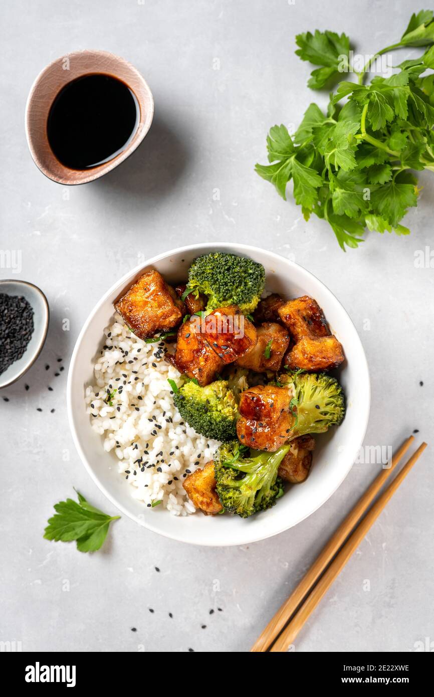 Gebratene vegane Tofu Schüssel mit Brokkoli und Reis Stockfoto