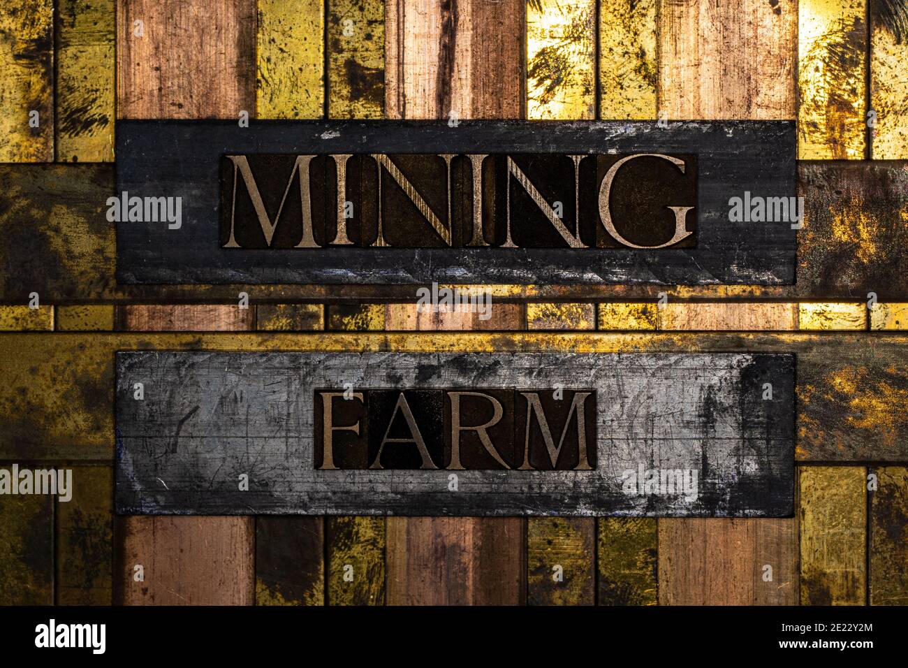 Mining Farm Text auf texturiertem Graukupfer und Vintage Gold Hintergrund Stockfoto