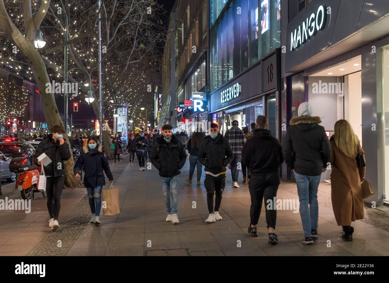 Weihnachts-Shopping auf dem Tauentzien am 12.12.2020 Charlottenburg, Berlin, Deutschland Stockfoto