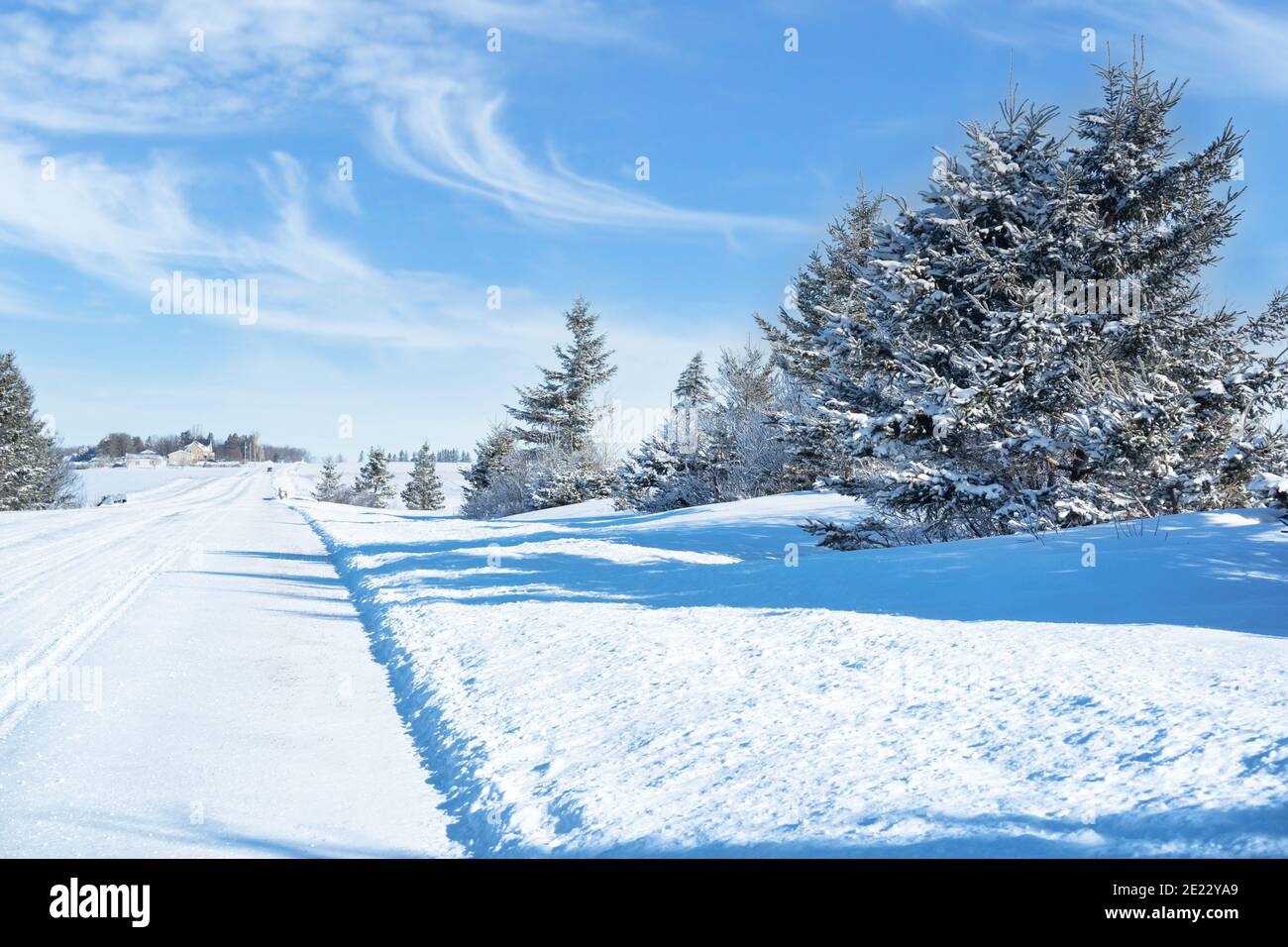 Schneebedeckte Nebenstraßen führen durch das ländliche Prince Edward Island, Kanada. Stockfoto