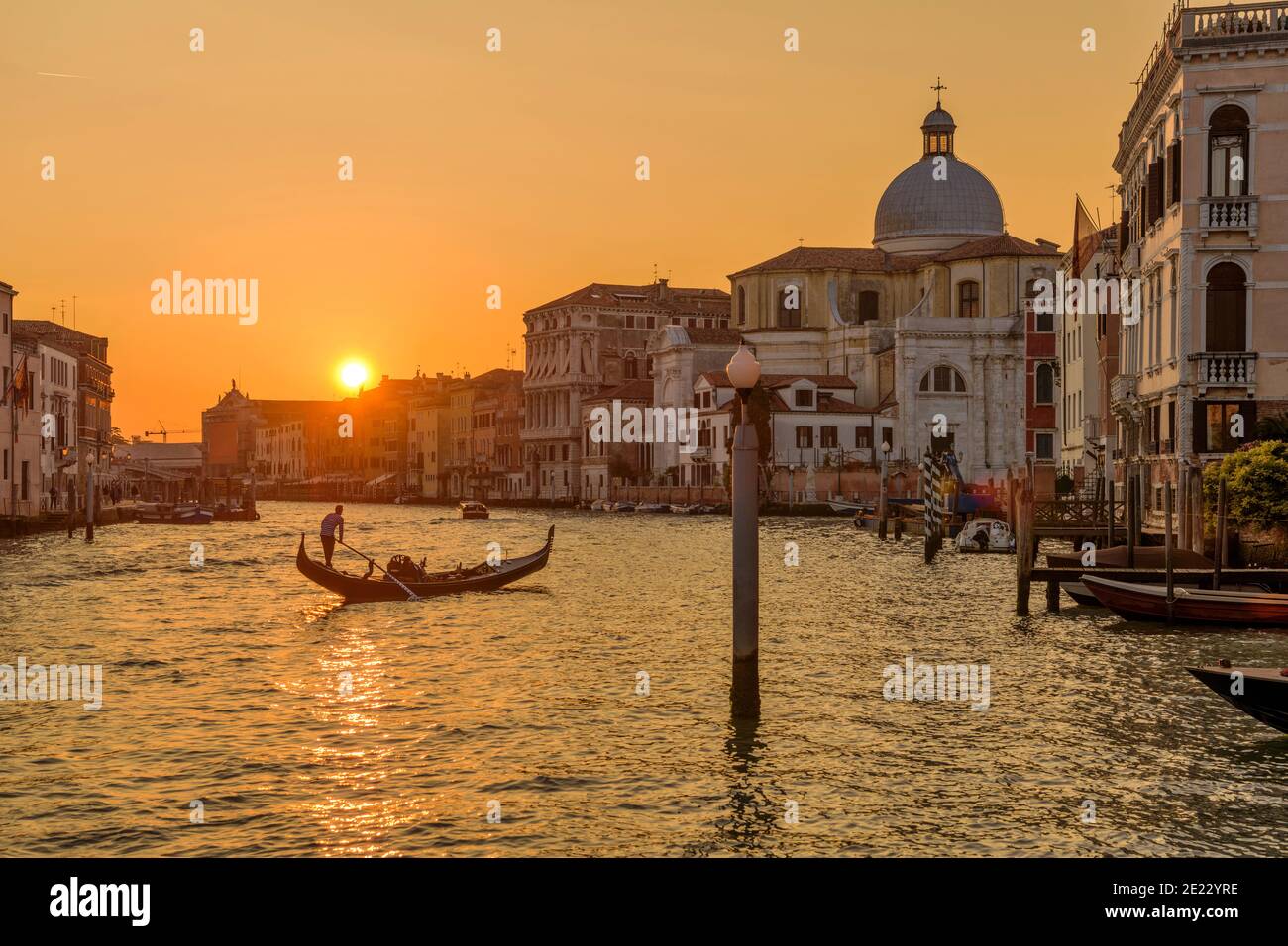 Sunset Grand Canal - EIN farbenfroher Blick auf den Canale Grande bei Sonnenuntergang, Venedig, Venetien, Italien. Stockfoto