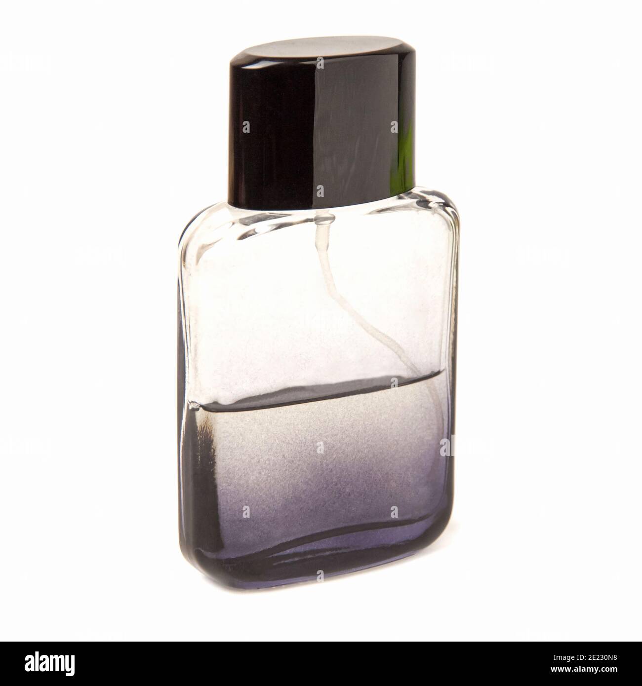 Herrenparfüm natürliches Spray lila Luxusflasche isoliert auf weiß Hintergrund Stockfoto