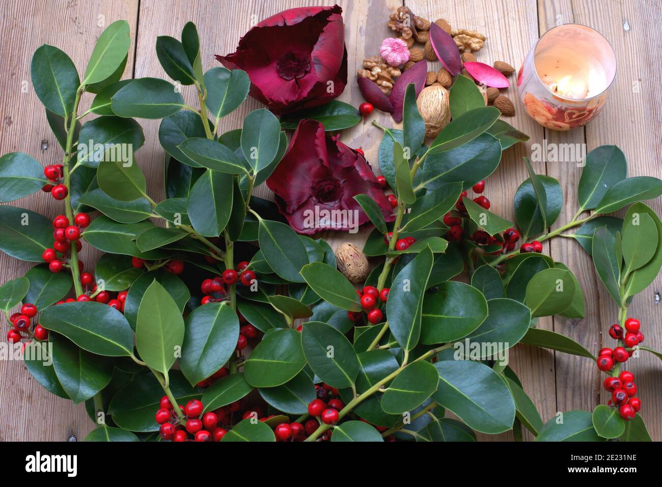 Rote Mistelbeeren, Nahaufnahme, auf einem Holztisch. Stockfoto