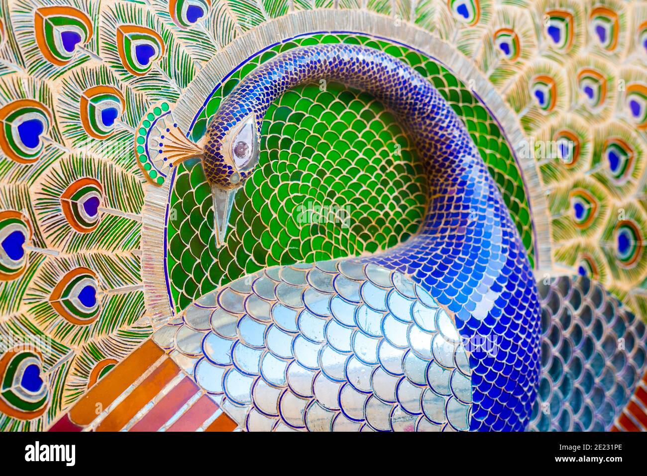 Peacock, Glas Inlay Arbeit, in Udaipur City Palace am 12. Dezember 2015 in Udaipur, Indien. Ein Detail von Mor Chowk (Pfauenhof). Stockfoto