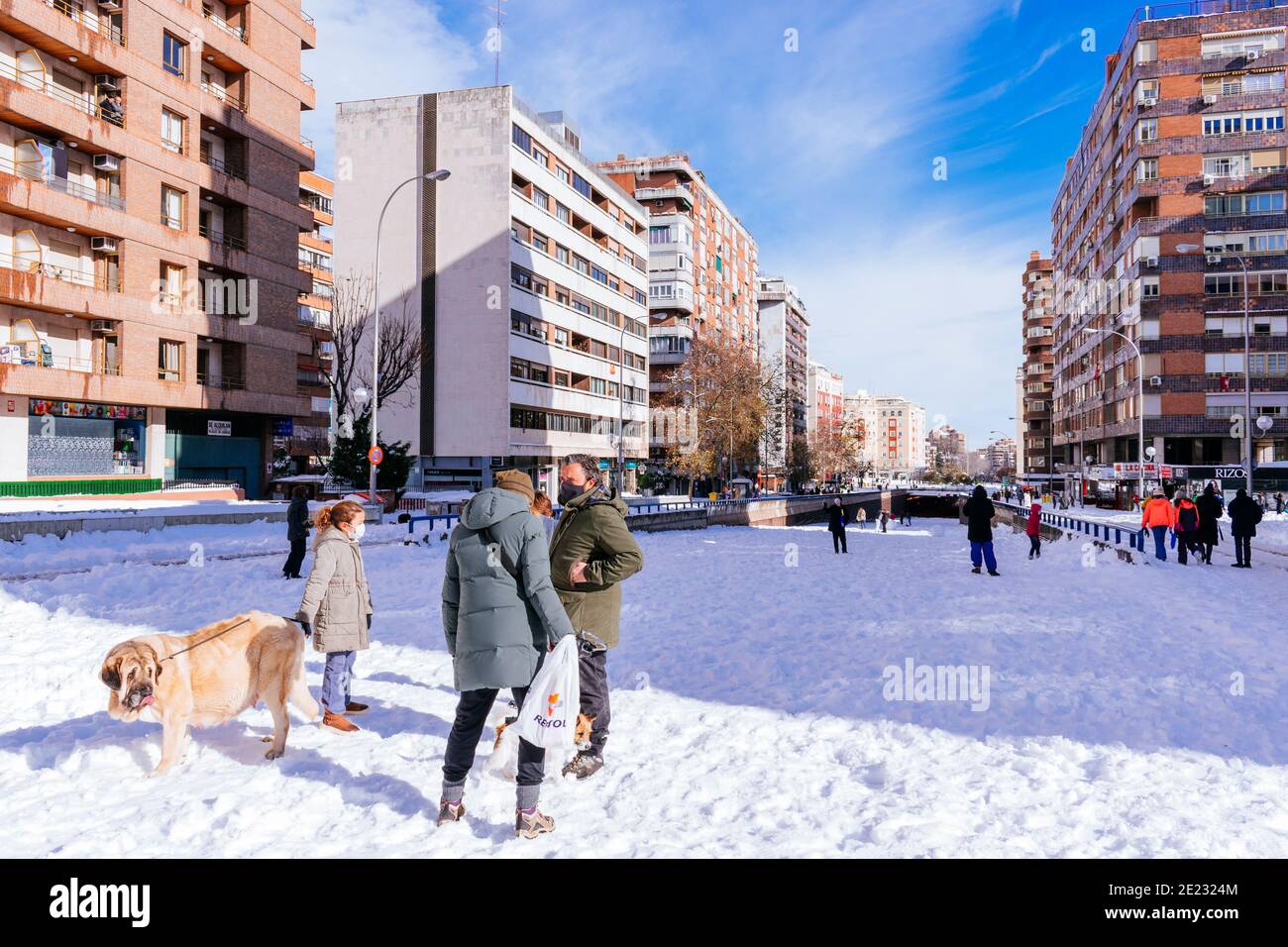 Menschen auf der Straße, wo es sehr schwierig ist, Autos zu zirkulieren. Am Tag nach Filomena heftiger Schneefall. Madrid, Spanien Stockfoto