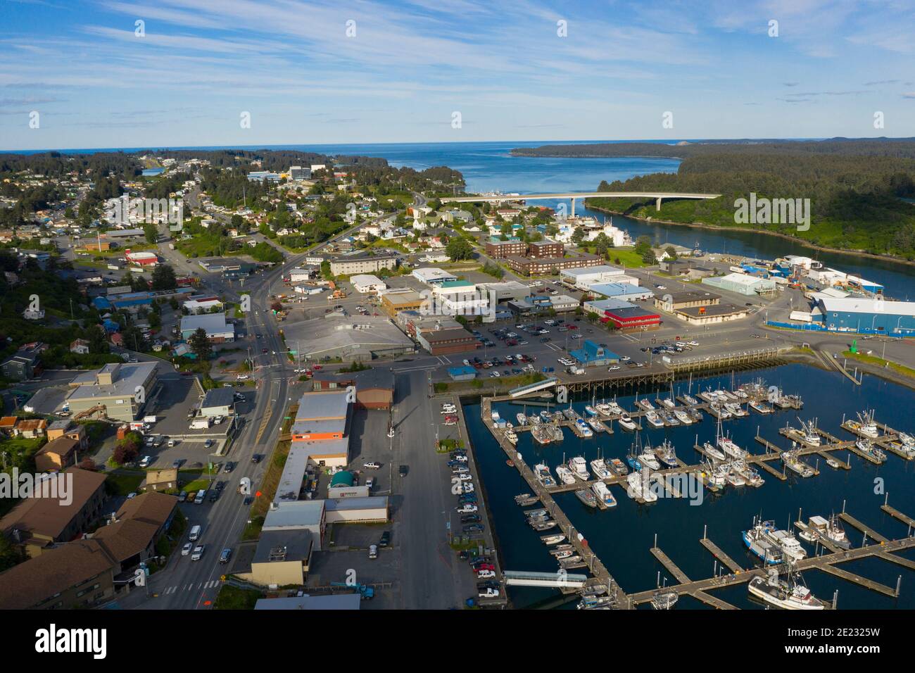 Luftaufnahme über die Stadt und die Waterfront von Kodiak Alaska Stockfoto