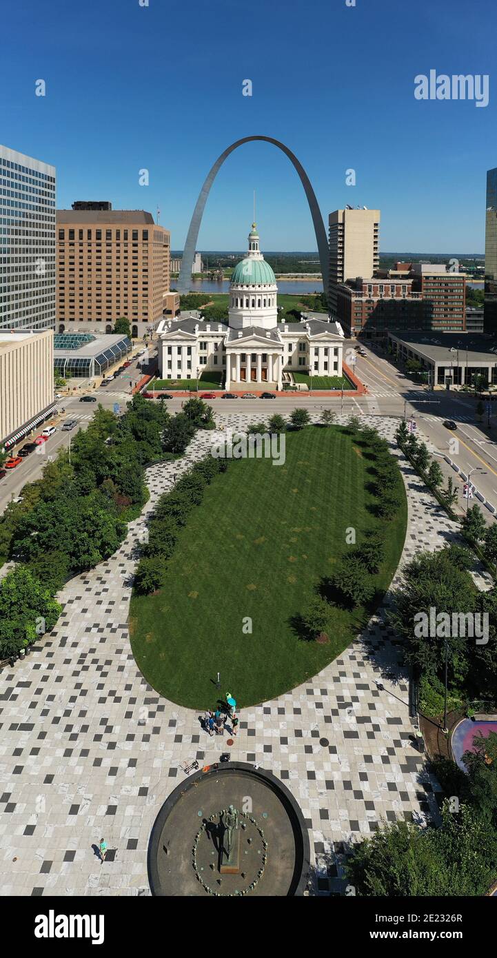 Über einen gepflegten Park und die Gebäude und Sehenswürdigkeiten Wie der Gateway Arch Flussufer im Hintergrund Stockfoto