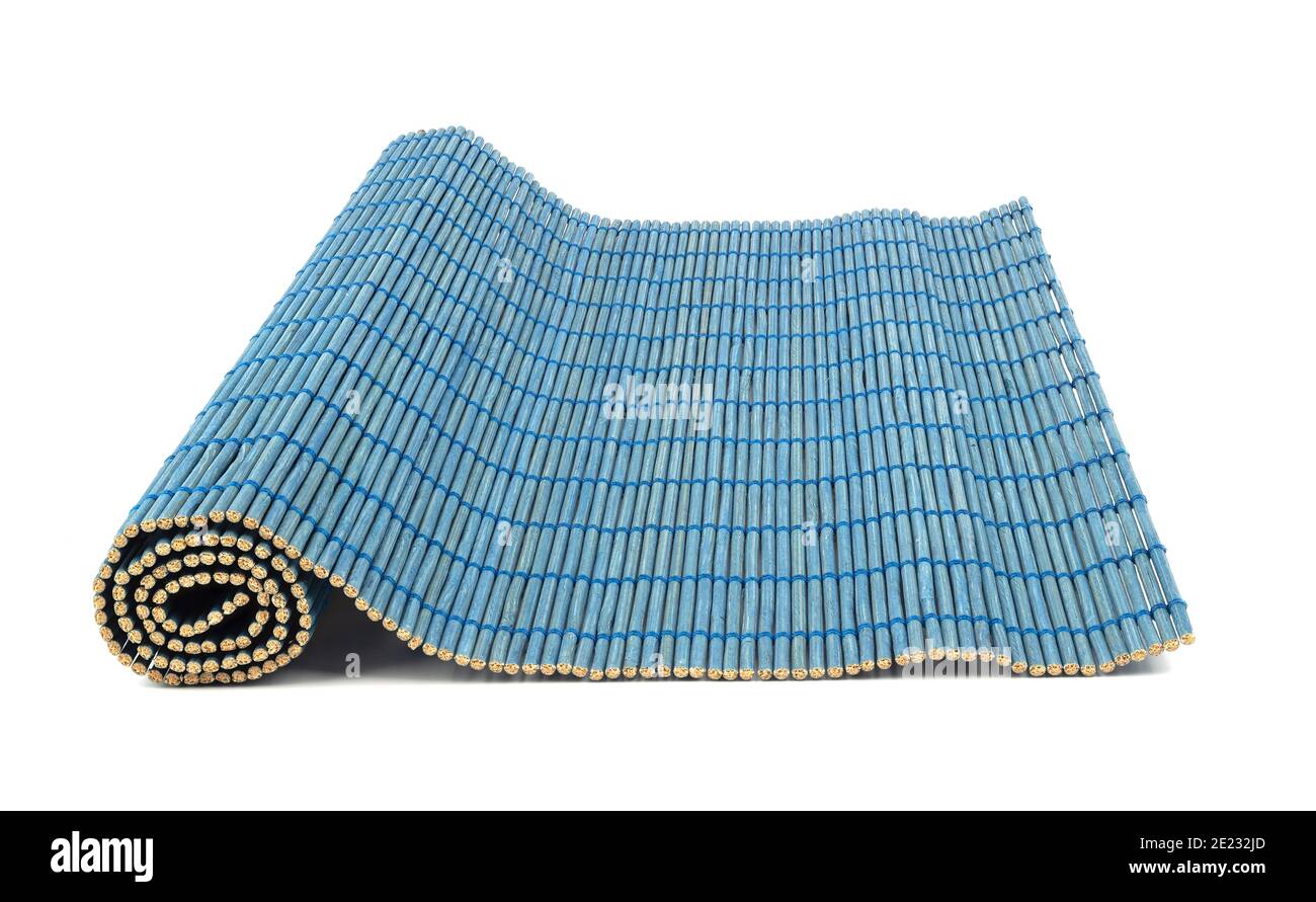 Blaue Futtermatten isoliert auf weißem Hintergrund. Traditionelle Küchenutensilien. Stockfoto