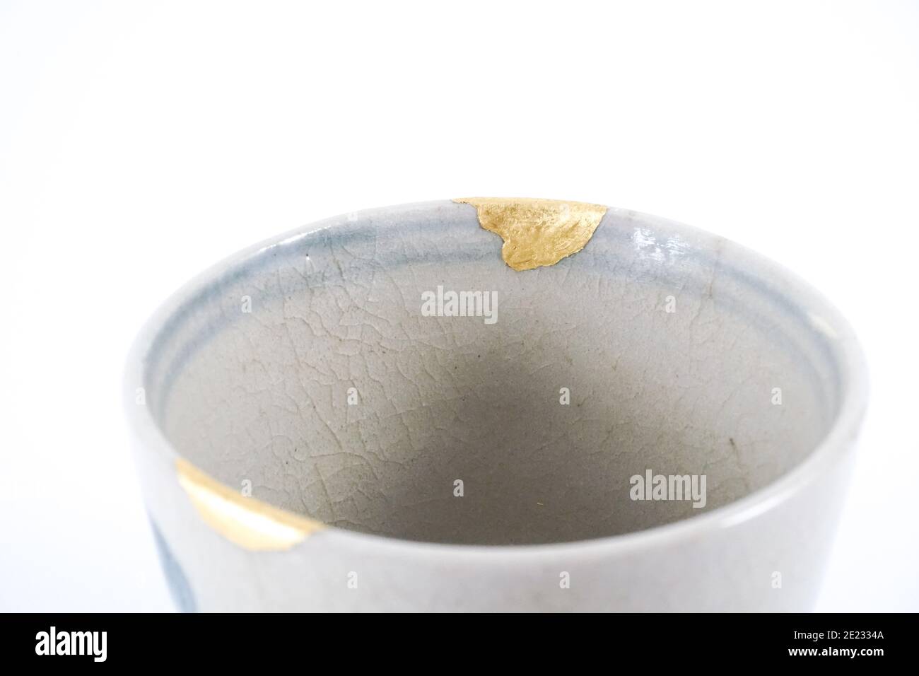Japanische Kintsugi Soba Tasse Wiederherstellung mit echtem Gold Stockfoto