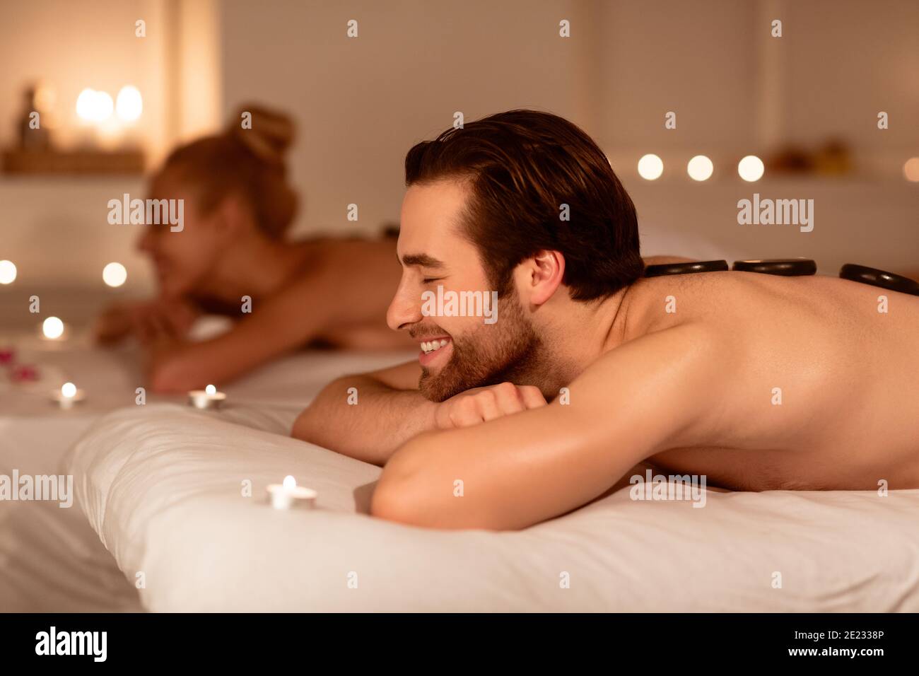 Mann Und Frau Entspannen Sich Bei Einer Massage Mit Heißen Steinen Im Spa Stockfoto