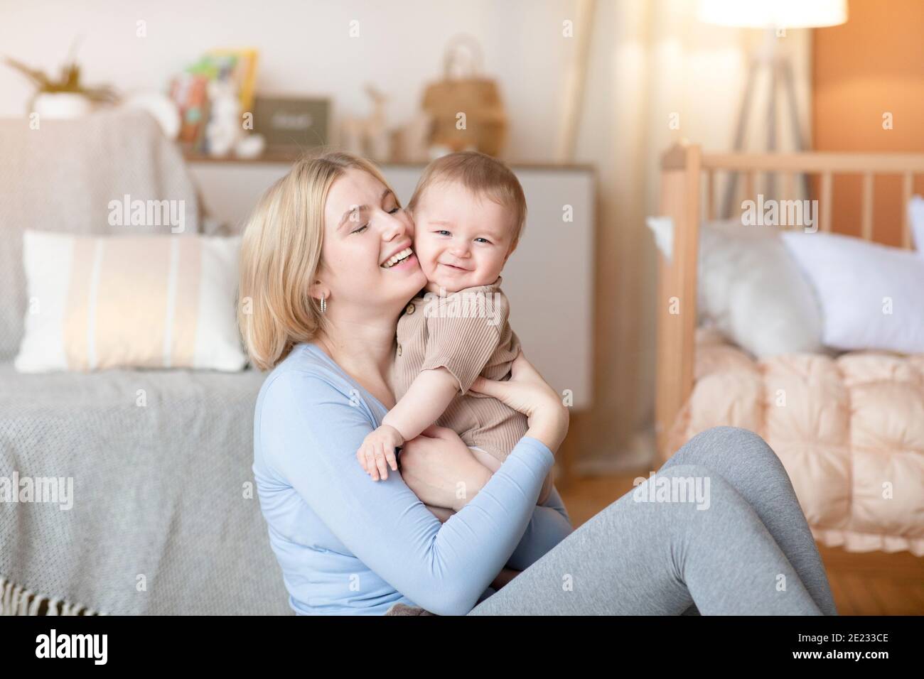 Liebevolle Mutter Bonding mit ihrem kleinen niedlichen Kind zu Hause Stockfoto