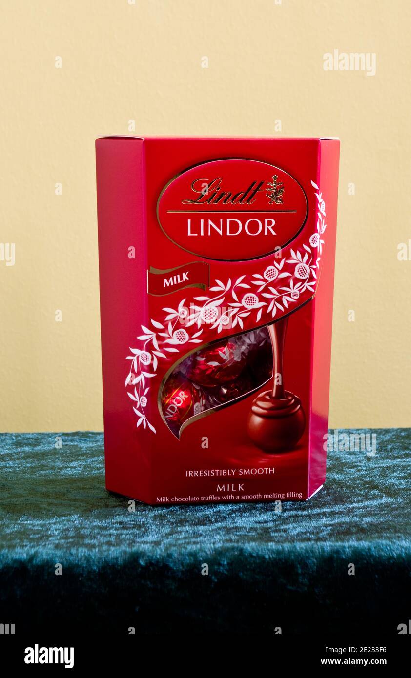 Päckchen Schweizer Lindt Lindor Milchschokolade Trüffel Stockfoto