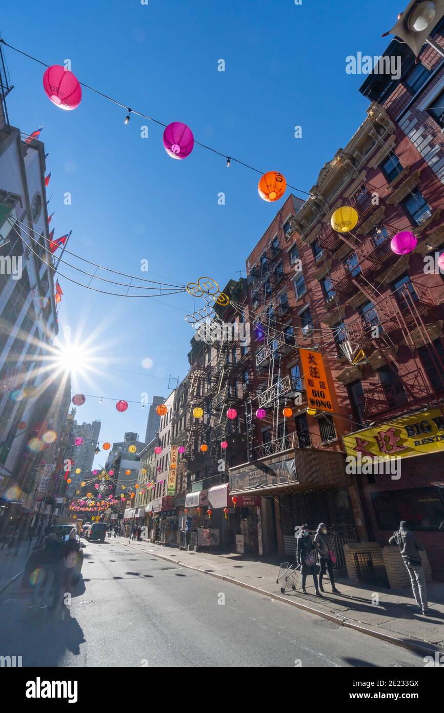 Chinatown ist mit Papierlaternen für das chinesische Neujahr 2021 in NYC dekoriert. Stockfoto