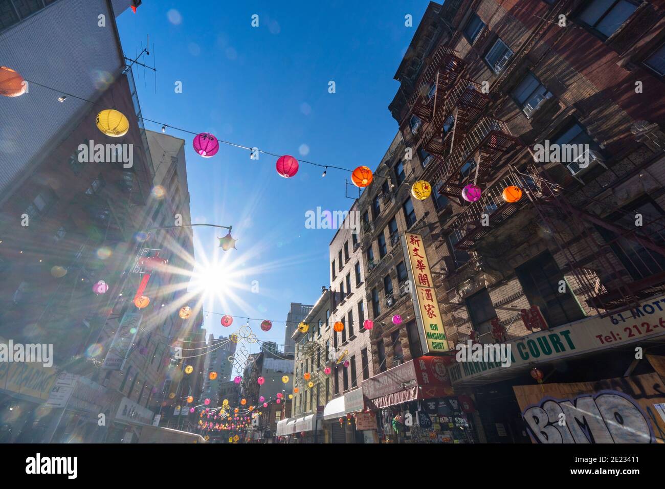 Chinatown ist mit Papierlaternen für das chinesische Neujahr 2021 in NYC dekoriert. Stockfoto