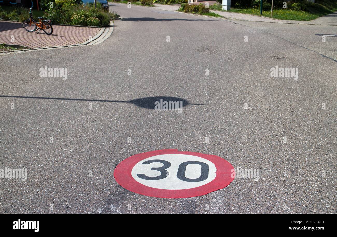 Geschwindigkeitsbegrenzungsschild auf der Straße gestrichen Stockfoto