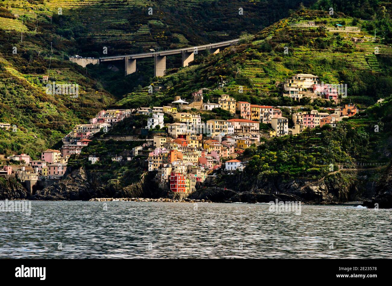 Cinque Terre : Riomaggiore Blick vom Meer Stockfoto