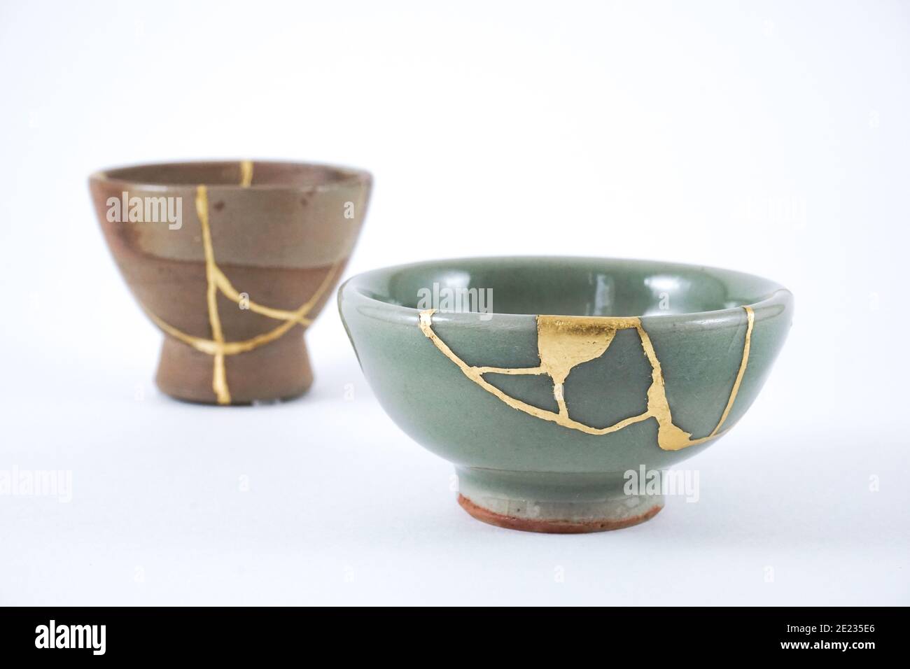 Kleine japanische Sake Tassen mit echtem Gold restauriert Stockfoto