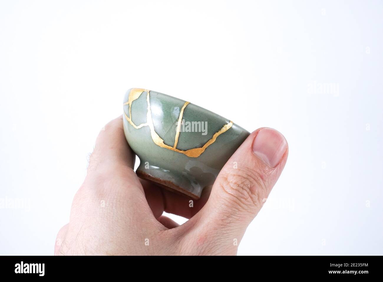 Kleine japanische Sake Tassen mit echtem Gold restauriert Stockfoto
