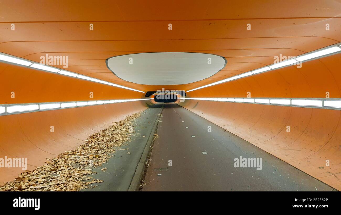 gewölbte fussgänger und fahrrad gänger tunnel