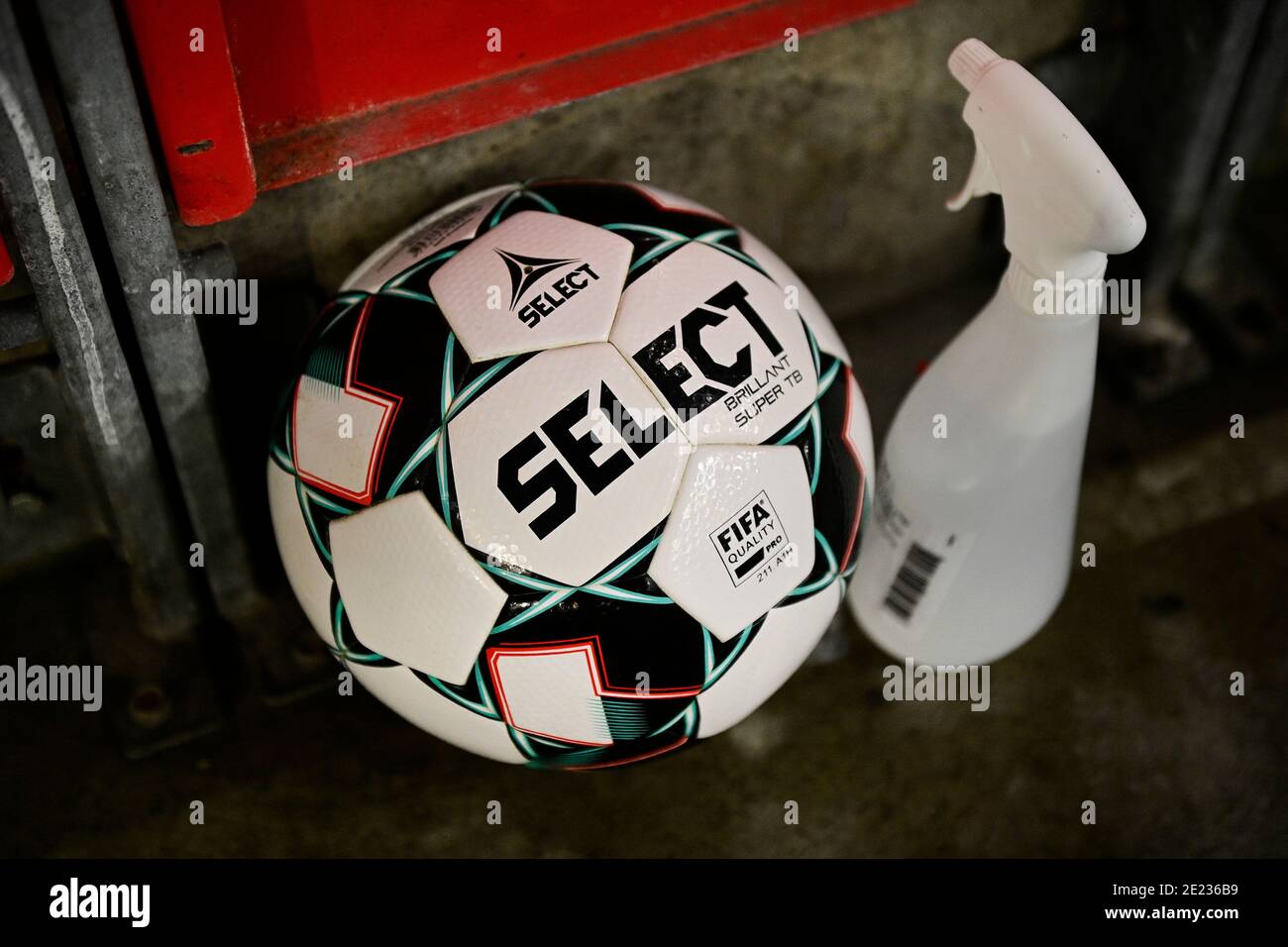 Abbildung Bild zeigt den offiziellen Spielball und eine desinfizierende Flasche bei einem Fußballspiel zwischen Standard de Liege und Waasland-Beveren, Mon Stockfoto