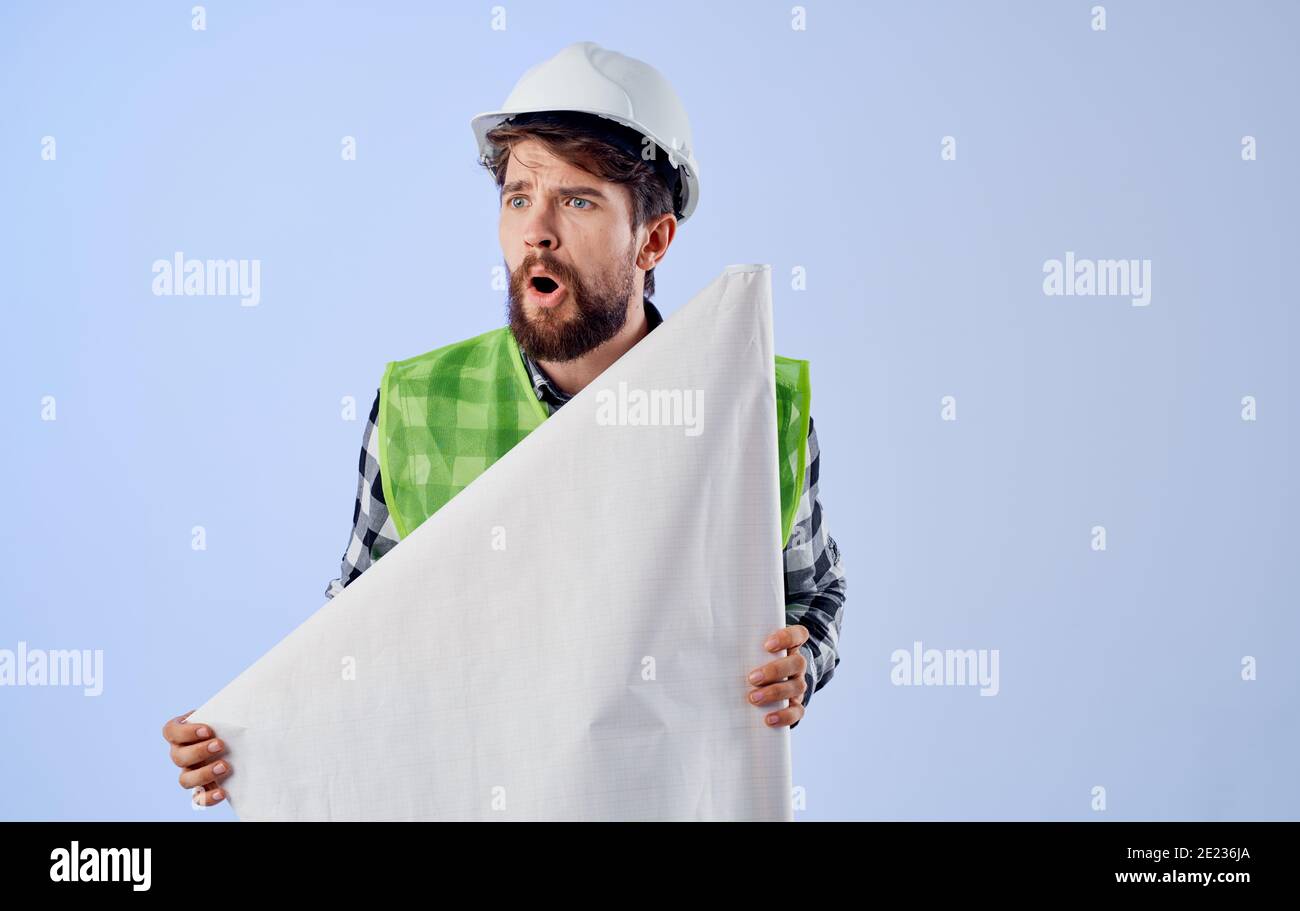 Ingenieur Gebäude einheitliche weiße Hut Zeichnung in den Händen arbeiten Projekt zu Hause Stockfoto