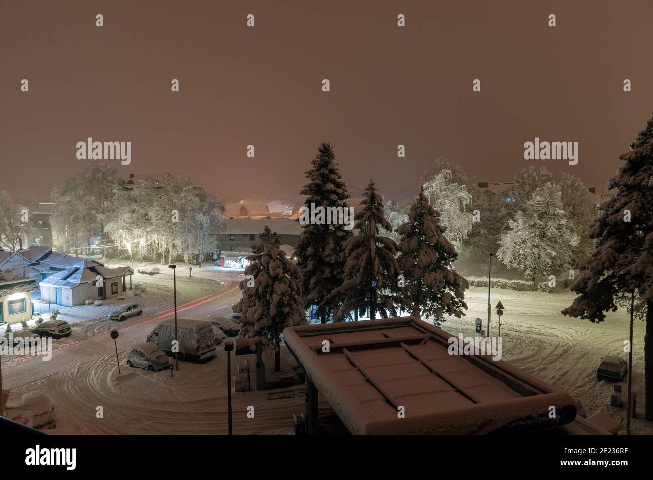 Nachtansicht einer schneebedeckten Straße von Cacak, Westserbien Stockfoto