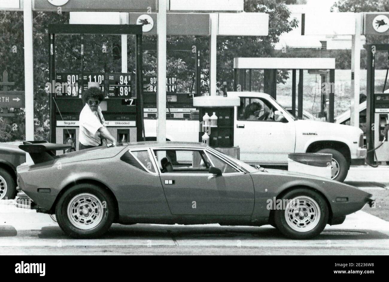 Füllen eines Sportwagens an einer Mobil Station in Ende der 1980er Jahre Stockfoto