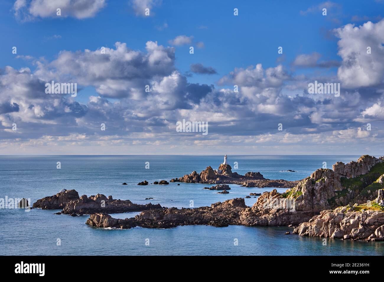 Bild von Corbiere mit Klippen und Meer mit bewölktem Himmel. Jersey, Kanalinseln Stockfoto