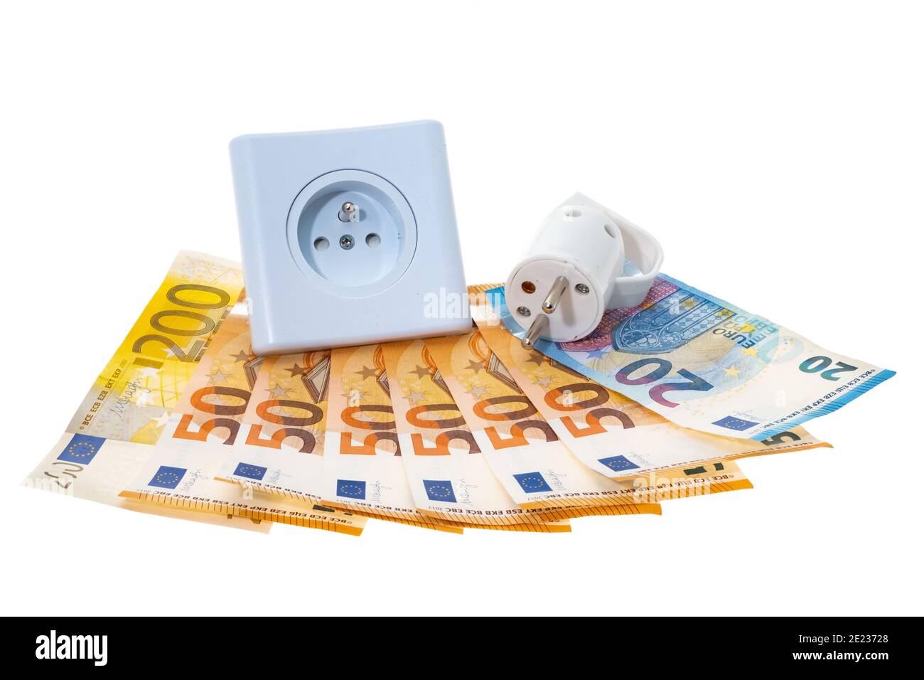 Konzeptbild eines elektrischen Steckers auf einigen Euro-Banknoten - Stromkosten, weißer Hintergrund Stockfoto
