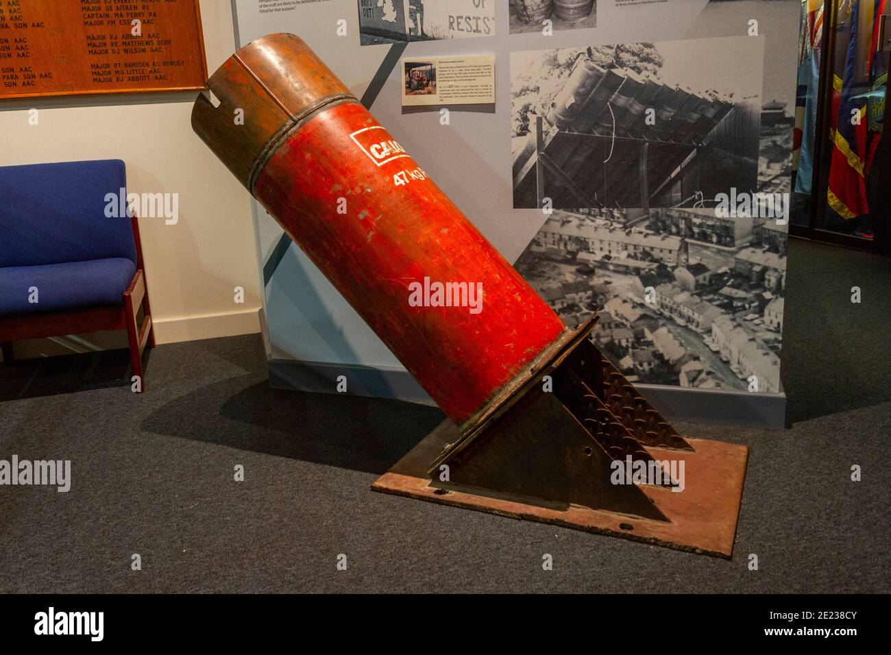 Ein selbstgemachter IRA-Mörtel (aus LPG-Kalor-Gasbehältern), der im Army Flying Museum, einem Military Aviation Museum in Stockbridge, Hampshire, Großbritannien, ausgestellt ist. Stockfoto