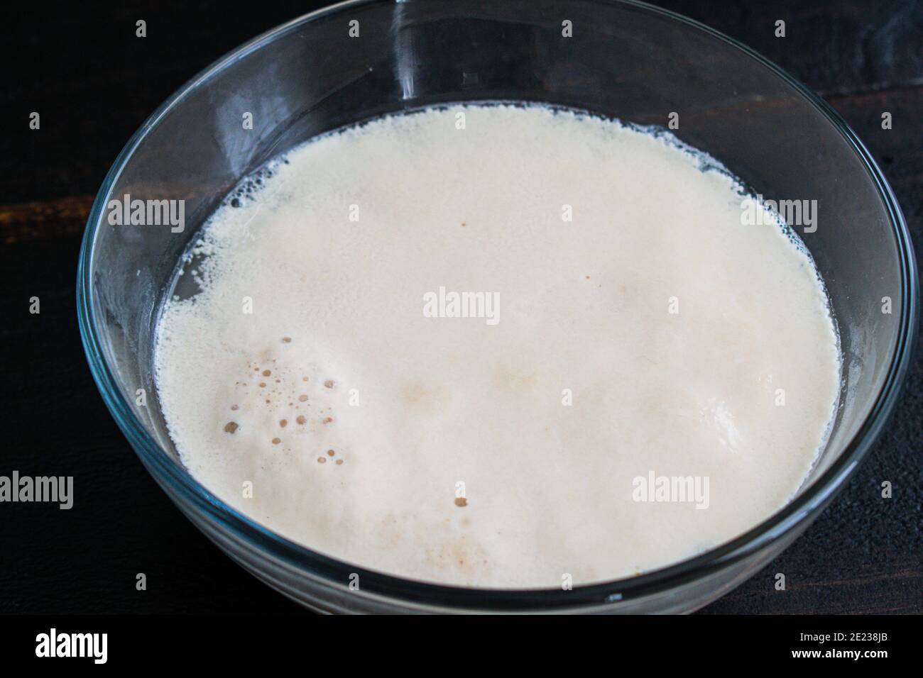 Proofing Active Dry Hefe: Hefe und Zucker schumen in warmem Wasser  Stockfotografie - Alamy